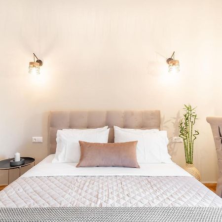 Deluxe 3-Bdrm Urban-Industrial Apt At Acropolis Athen Eksteriør billede