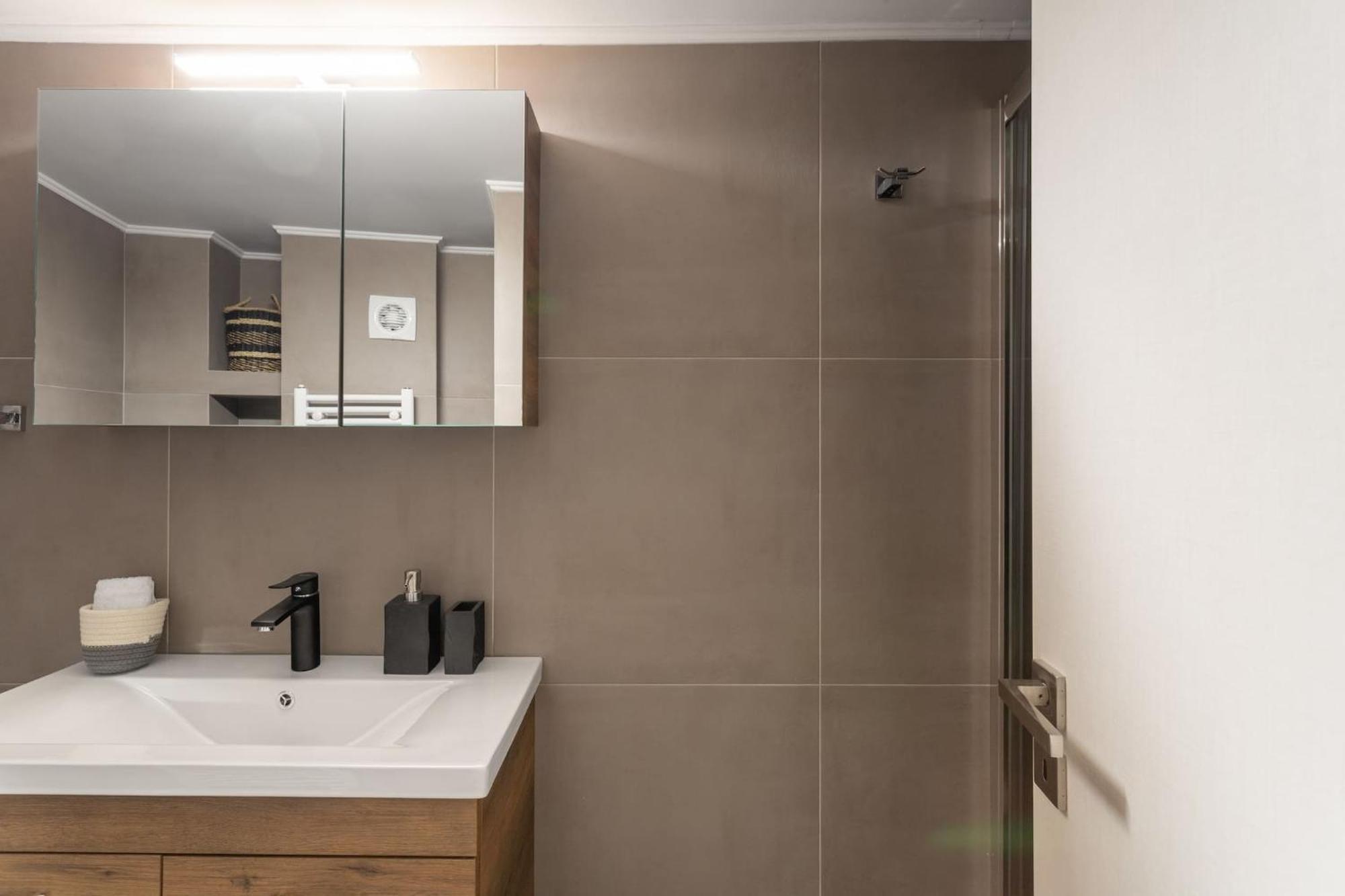 Deluxe 3-Bdrm Urban-Industrial Apt At Acropolis Athen Eksteriør billede
