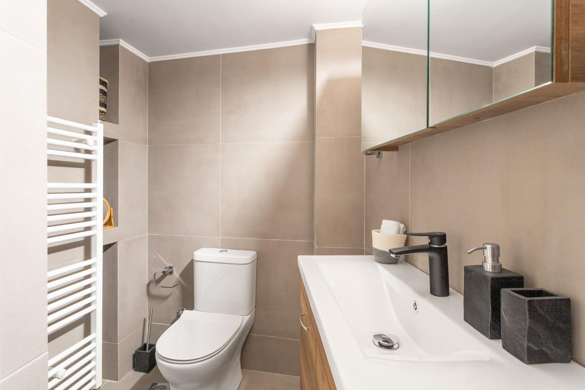 Deluxe 3-Bdrm Urban-Industrial Apt At Acropolis Athen Eksteriør billede