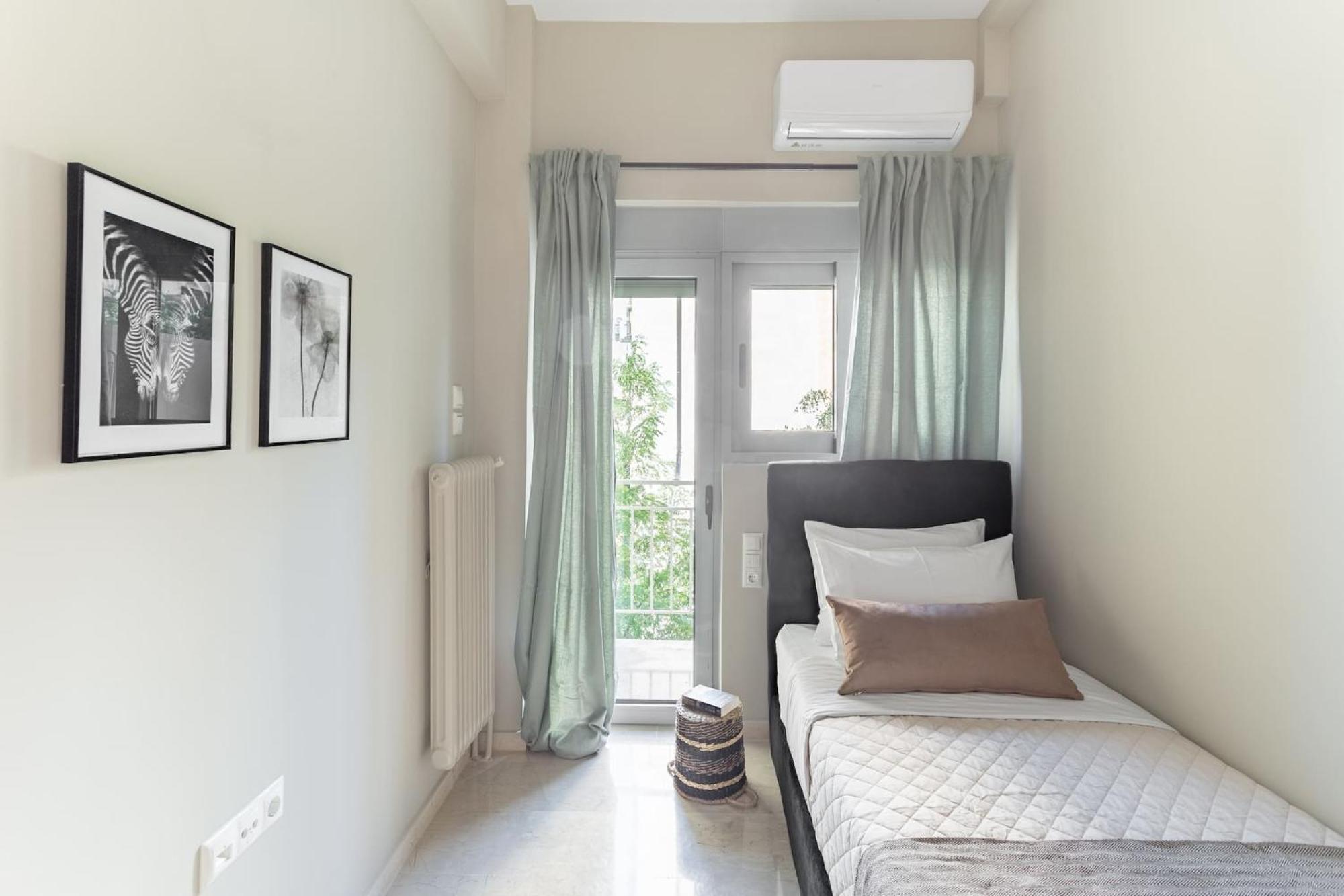 Deluxe 3-Bdrm Urban-Industrial Apt At Acropolis Athen Eksteriør billede