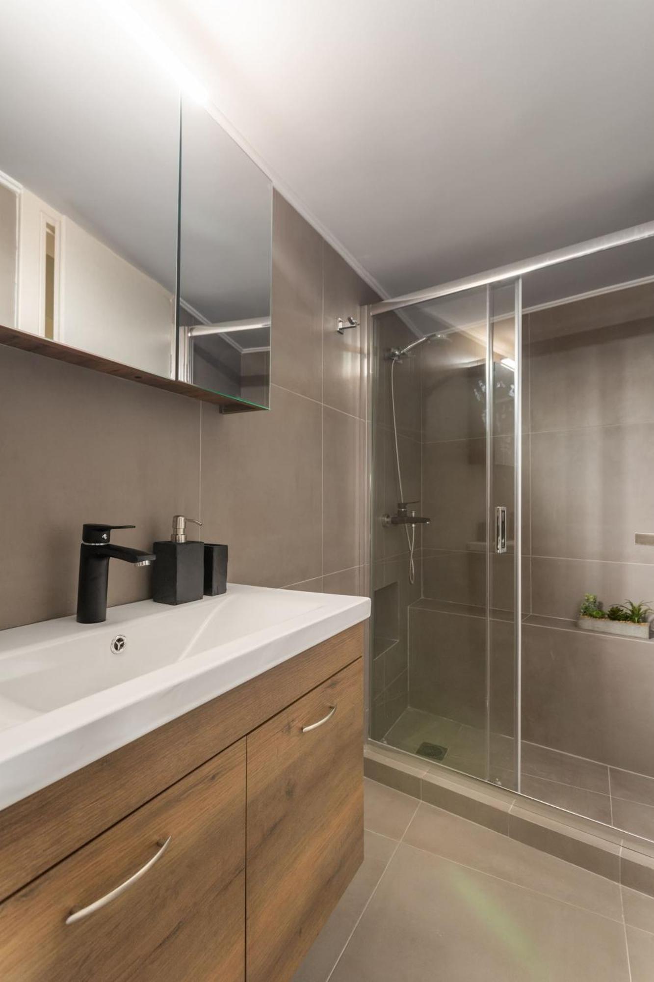 Deluxe 3-Bdrm Urban-Industrial Apt At Acropolis Athen Eksteriør billede