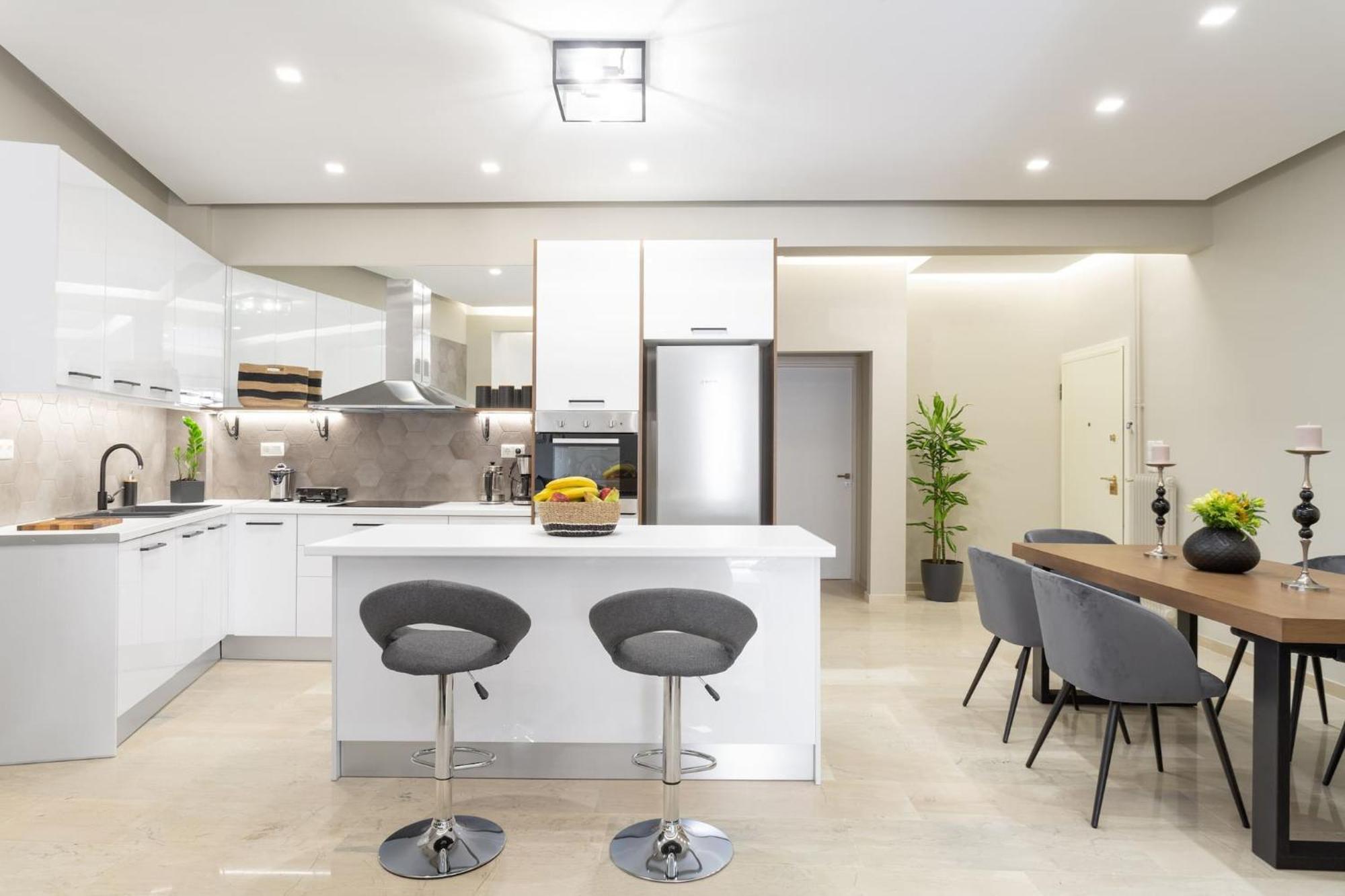 Deluxe 3-Bdrm Urban-Industrial Apt At Acropolis Athen Eksteriør billede