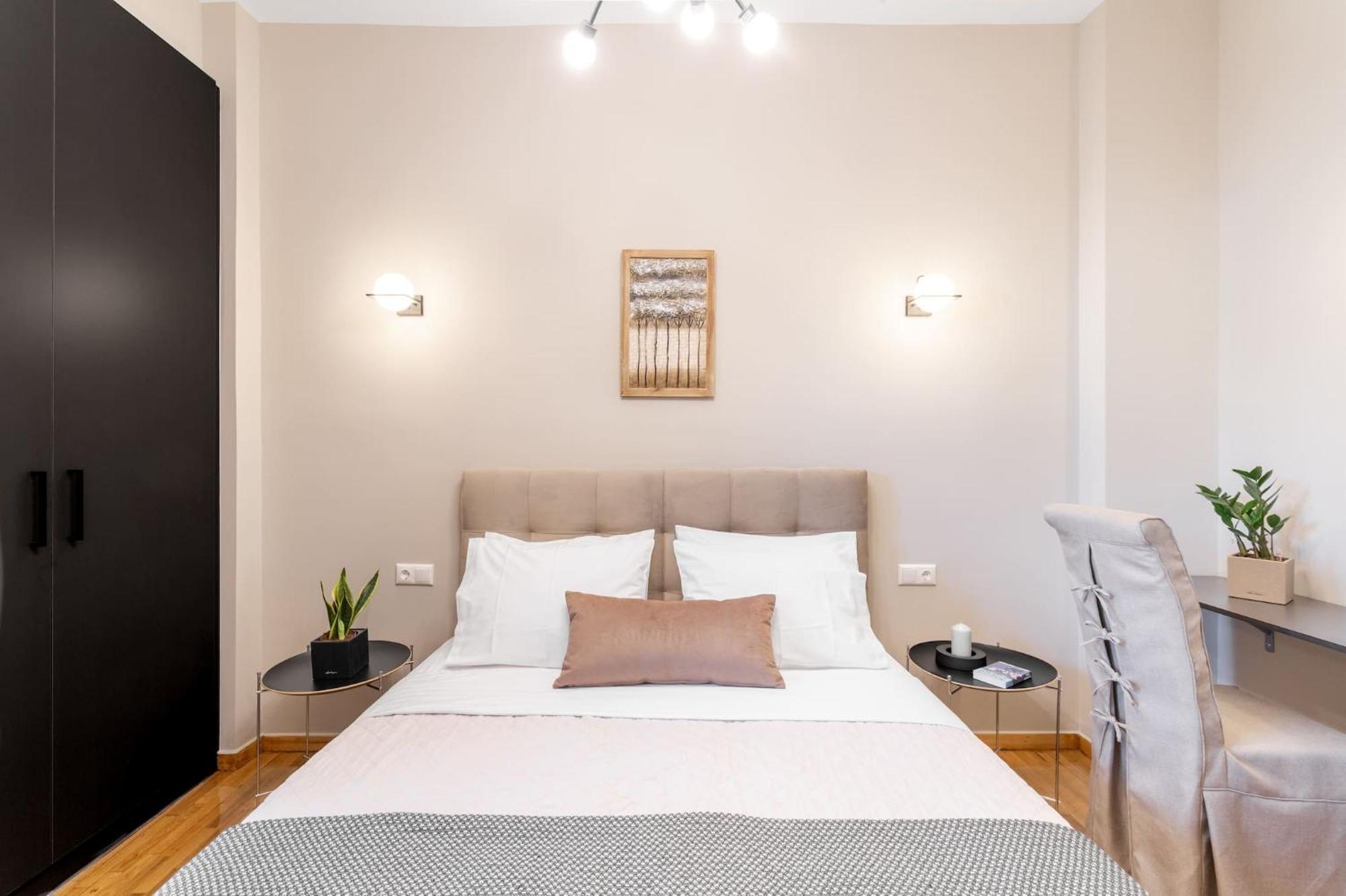 Deluxe 3-Bdrm Urban-Industrial Apt At Acropolis Athen Eksteriør billede