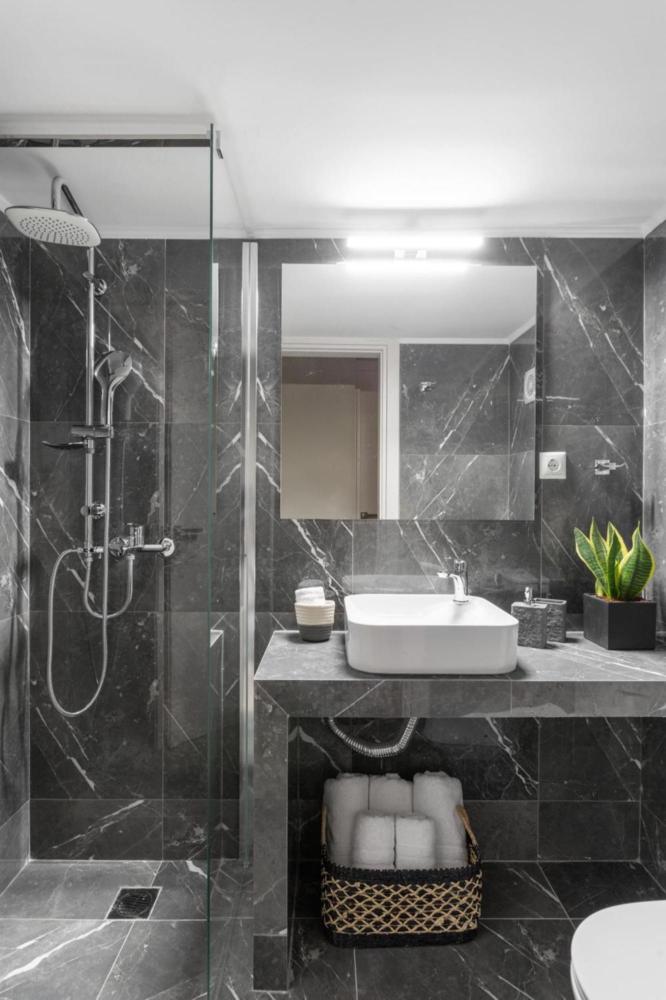 Deluxe 3-Bdrm Urban-Industrial Apt At Acropolis Athen Eksteriør billede