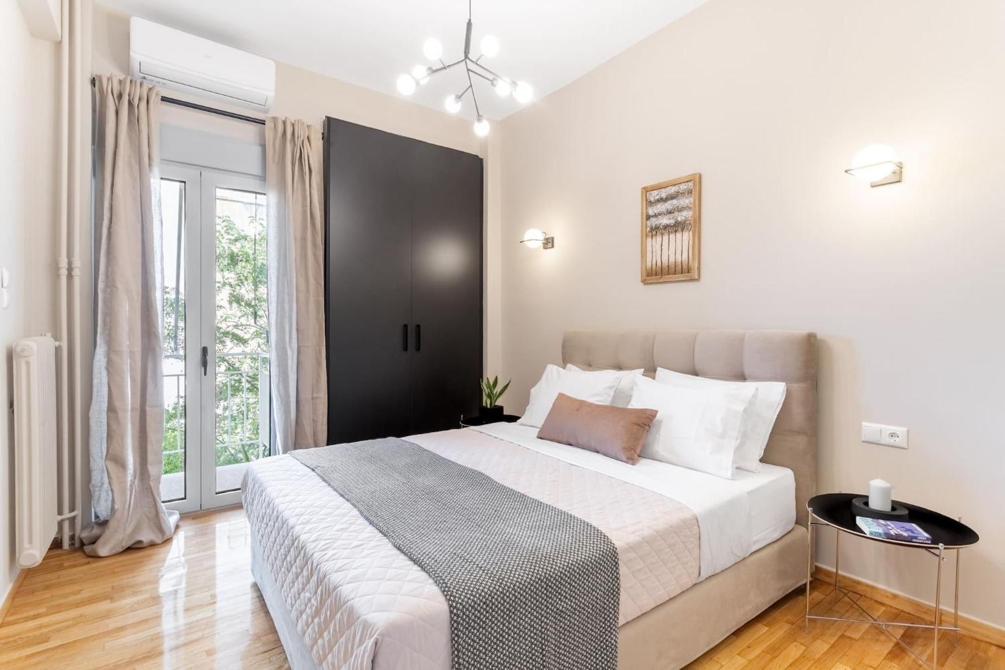 Deluxe 3-Bdrm Urban-Industrial Apt At Acropolis Athen Eksteriør billede