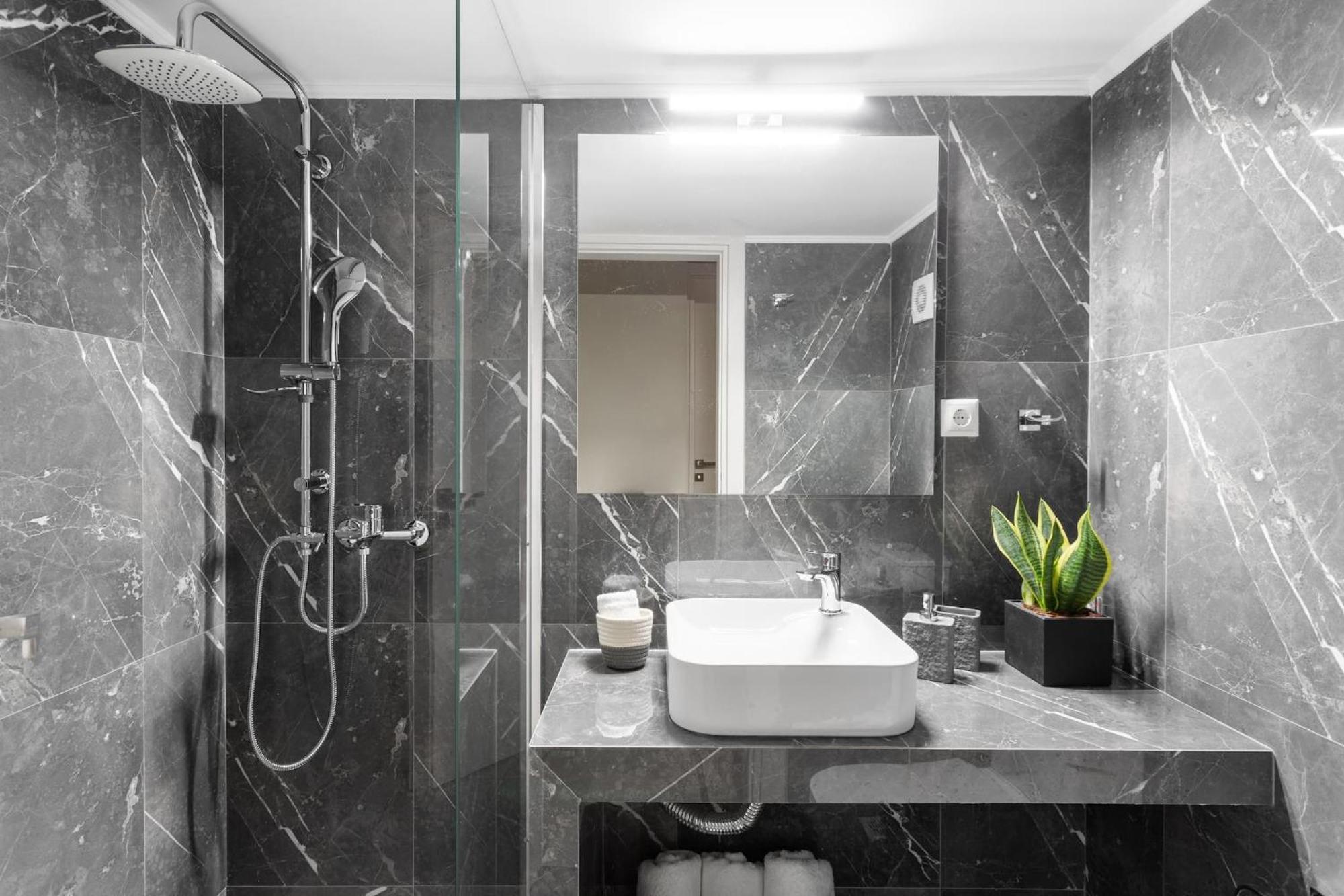Deluxe 3-Bdrm Urban-Industrial Apt At Acropolis Athen Eksteriør billede