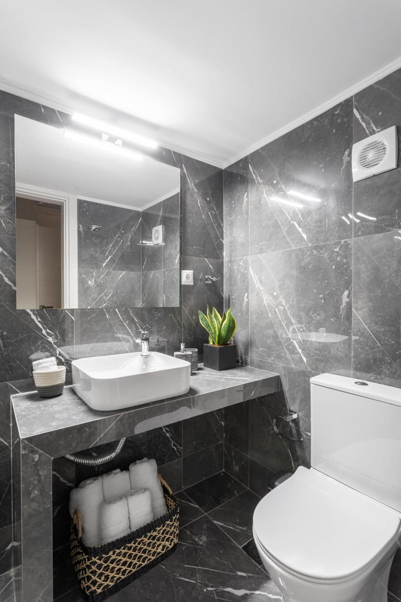 Deluxe 3-Bdrm Urban-Industrial Apt At Acropolis Athen Eksteriør billede